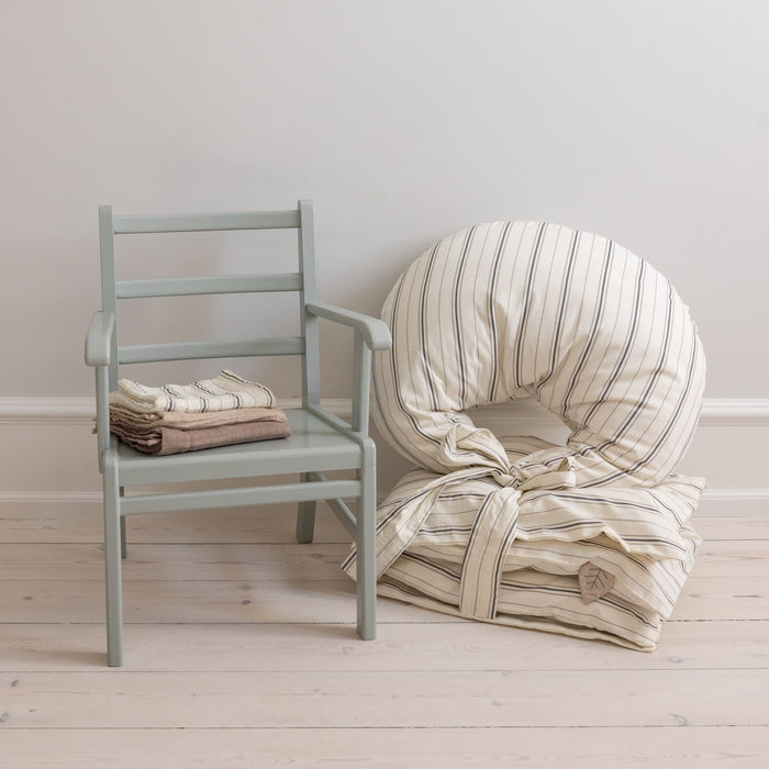 Sebra emzirme yastığı, Cream Stripe, bebek odasında