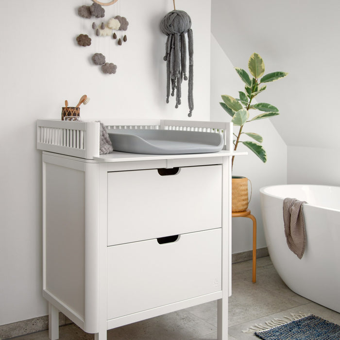 Sebra alt değiştirme minderi, Stone Grey, kullanımda