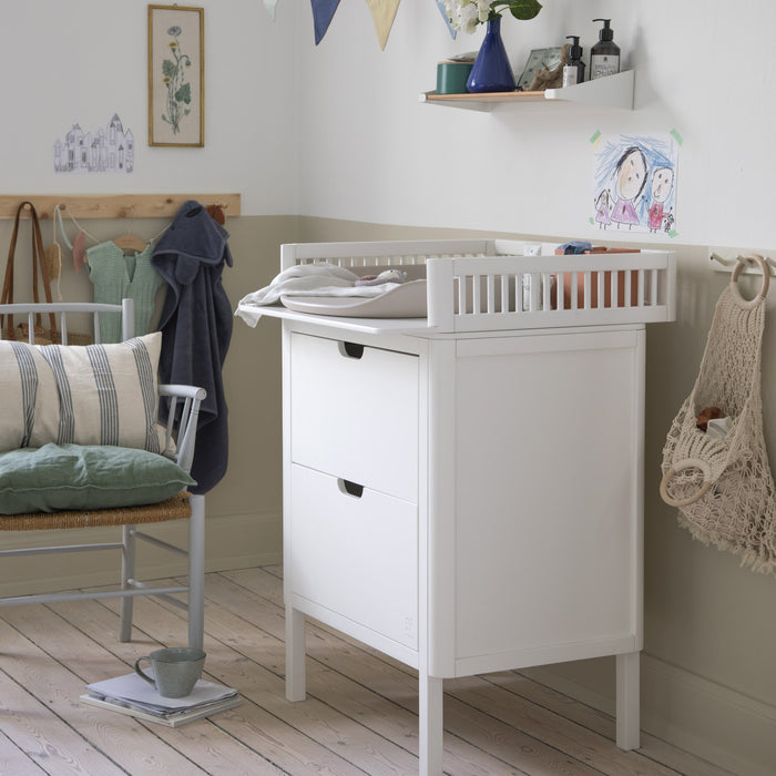 Sebra alt değiştirme komodini, Classic White, bebek odasında