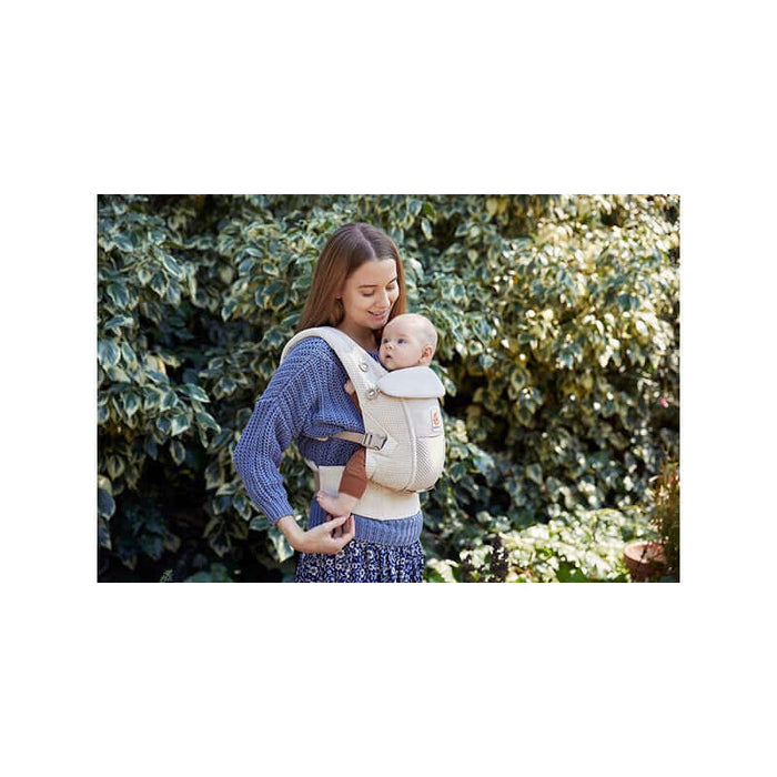 Ergobaby Adapt Mesh Natural Beige bebek taşıyıcı — kullanım görseli