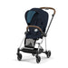 Cybex Mios Chrome Brown Midnight Blue bebek arabası — ¾ önden görünüm, krom şase kahverengi deri detay