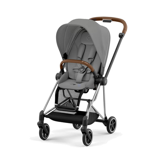 Cybex Mios Chrome Brown Mirage Grey bebek arabası — ¾ önden görünüm, krom şase kahverengi deri detay