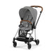 Cybex Mios Chrome Brown Mirage Grey bebek arabası — ¾ önden görünüm, krom şase kahverengi deri detay