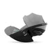 Cybex Cloud G i-Size Plus Stone Grey ana kucağı — yandan, tam yatış konumu